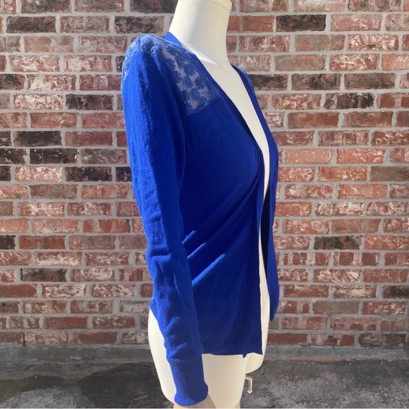 Blue cardigan with a sheer floral lace back and shoulders / approx S/M / EUC - Picture 5 of 9
